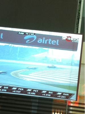 ホテルのバーで、F1 観戦。