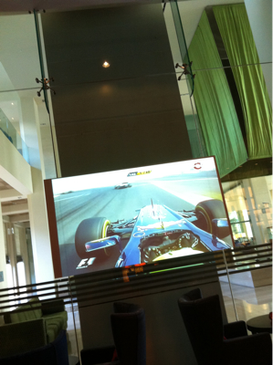 ホテルのバーで、F1 観戦。