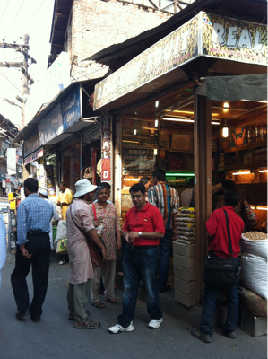 地元商店街で特産物を。