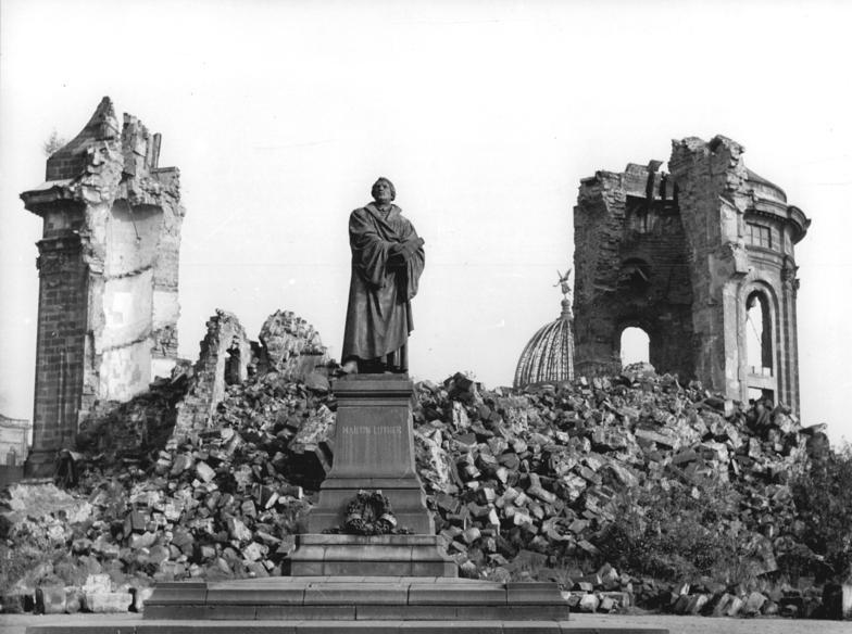 Bundesarchiv_Bild_183-60015-0002 _Dresden _Denkmal_Martin_Luther _Frauenkirche _Ruine