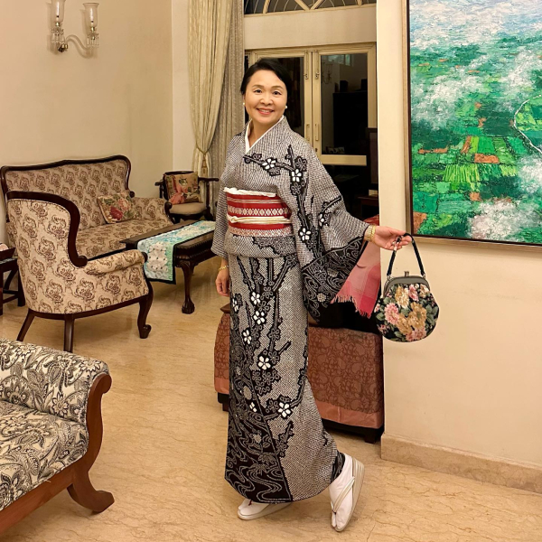 銀の手彫りの壺です。物語が描かれているようです。インド製 壺｜奈良国立博物館